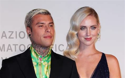 Fedez, Chiara Ferragni e Leone da Donatella Versace a provare i 